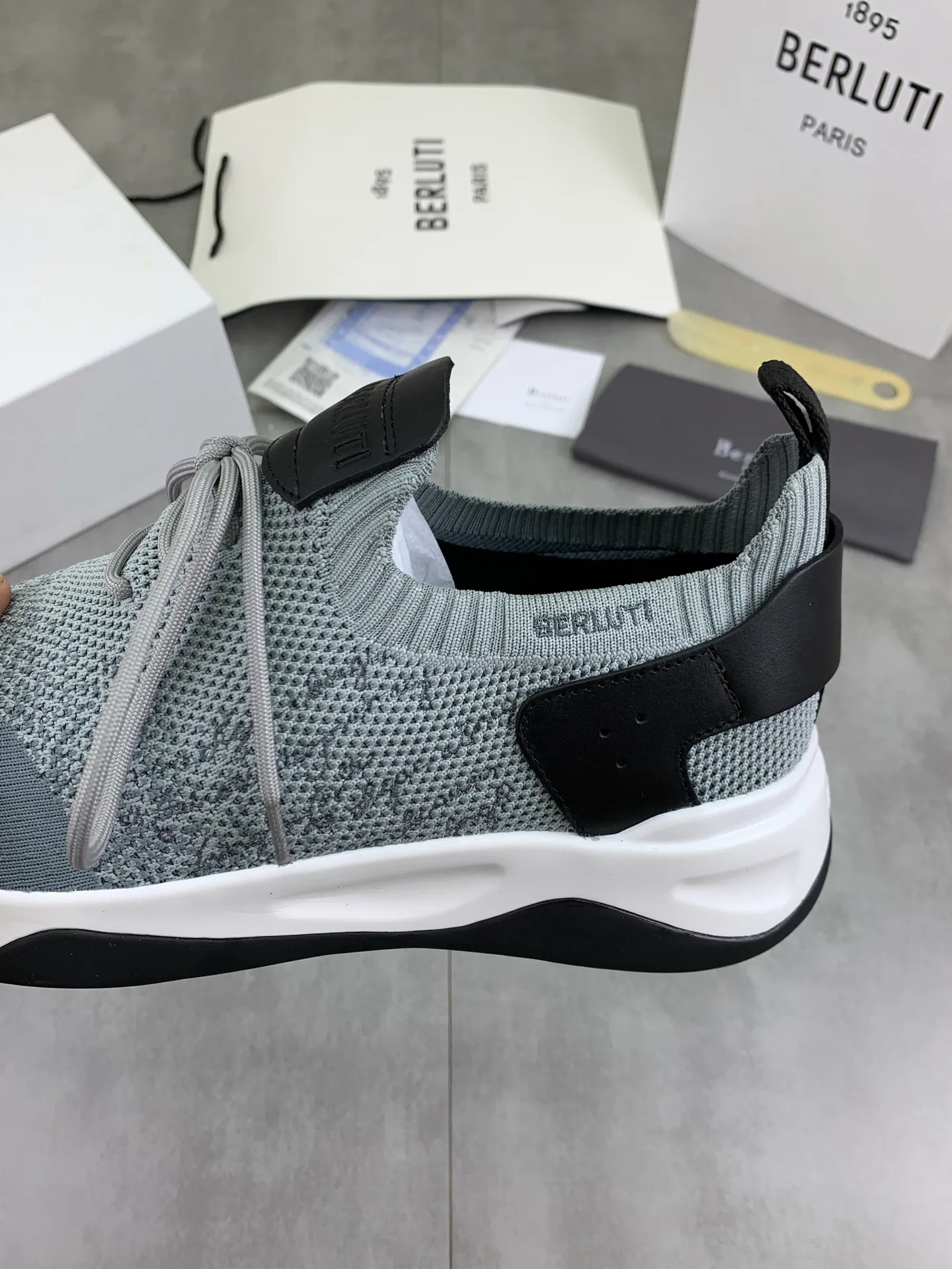 Factory price P680 💰Top purchasing quality💎💎Berlut* France's top men's shoes, the Berluti brand broke the rules in its debut and launched a new Edge shoe last. This model is hand-crafted with exquisite and fashionable fly-woven cowhide, a water-dyed cowhide lining, and an original color-blocked lightweight and wear-resistant rubber sole. This bold improvement of the iconic shoe last is of great significance to the creative work of its unique shape and edge width. On Alessandro shoes, this sharp-edged silhouette is made more see-through through Kris' bold and professional new Cloudy dyeing, making it classic and fashionable! Size: 39-45 (38 and 46 sizes can be customized)